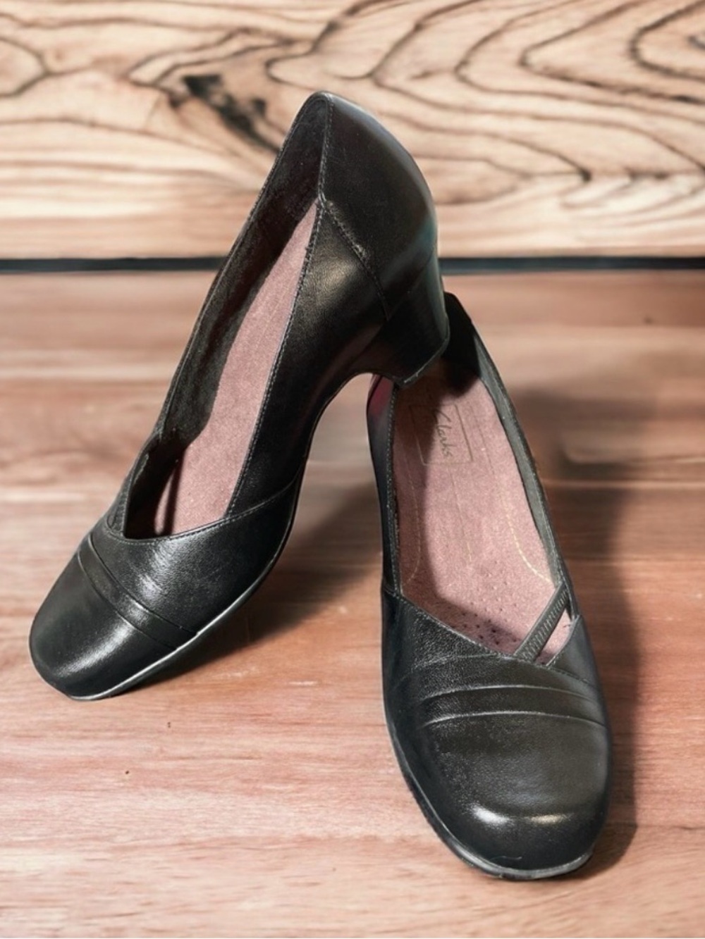 Clarks Everyday Black
Leather Shoes Women's Size
US 6.5 Narrow Low Heel Slip On